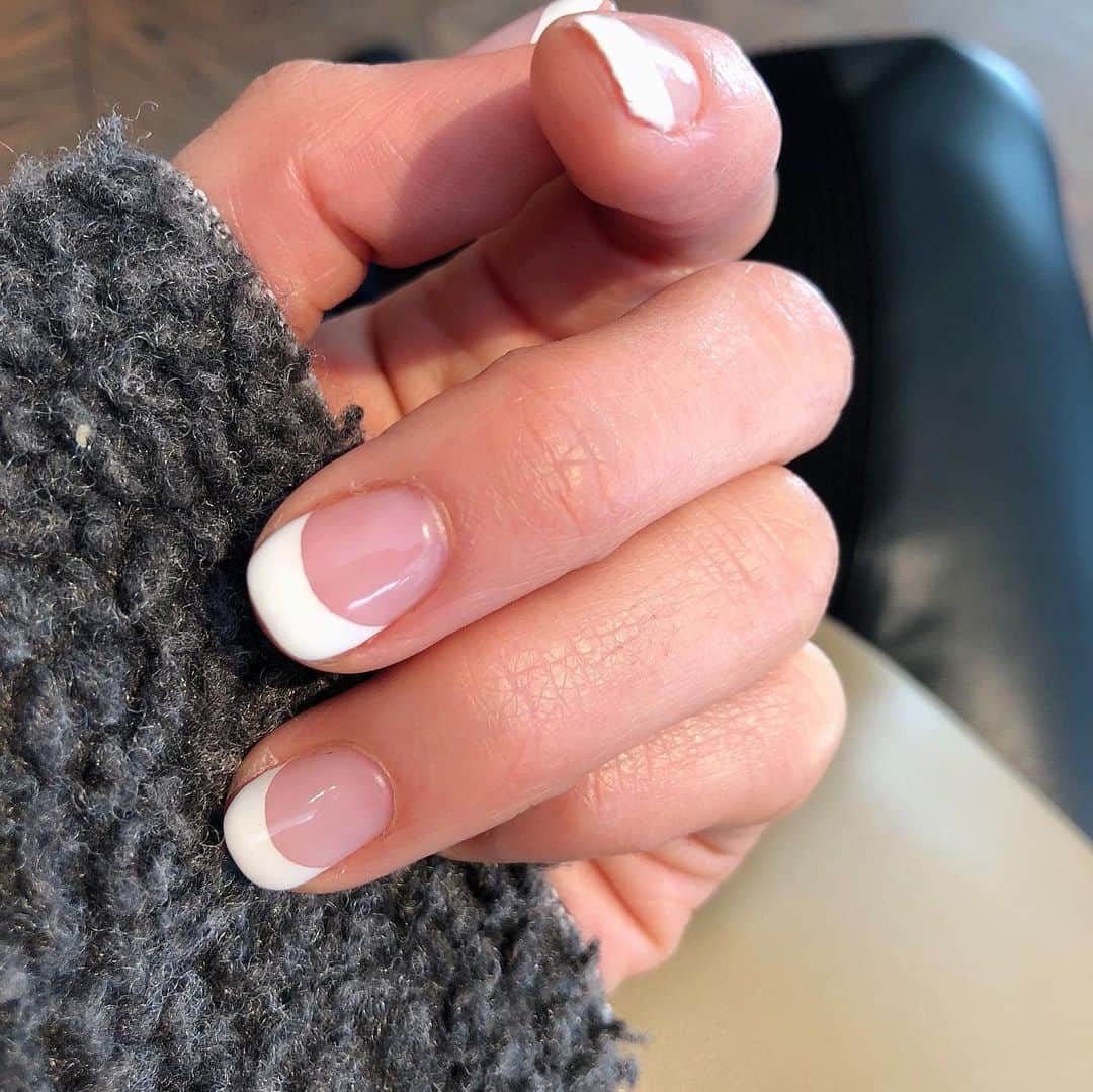 大桑マイミのインスタグラム：「新しく。❣️😊 綺麗にしてもらって嬉しい。 久々フレンチ。手元が軽くなる。 睫毛もナチュラルに素敵に仕上げてもらいました。いつもお世話になってる @salonbdaikanyama 🌹 ケアしていただいている時間 爆睡しちゃけども…本当癒しっ　です。」