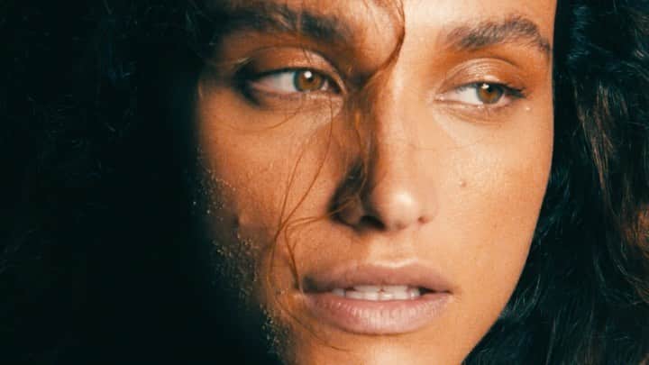 Thaila Ayalaのインスタグラム：「Toda Força e Beleza da nossa “TERRA” @debranascimento para @amar.ca.2020  ÚLTIMA CHANCE DE TER SUA ELEMENTAR!!!!  www.Amarca.online  🎥 @cabelo8588」