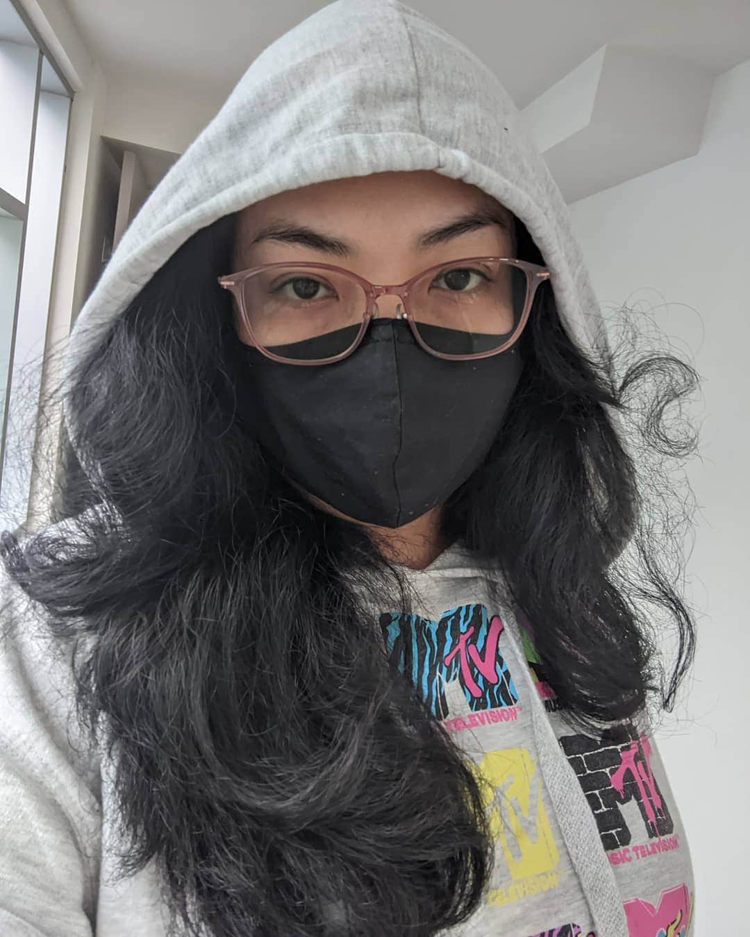 のインスタグラム：「せっかくブローしたのに買いに行って外雨、髪もじゃもじゃ〜。髪型あきた。でも切るとプチ後悔するんだろうなー。 I straightened my hair today and went to get lunch and it was raining so back to frizzy hair. I wanna change my hairstyle but I know I'll regret it if I chop it off.」