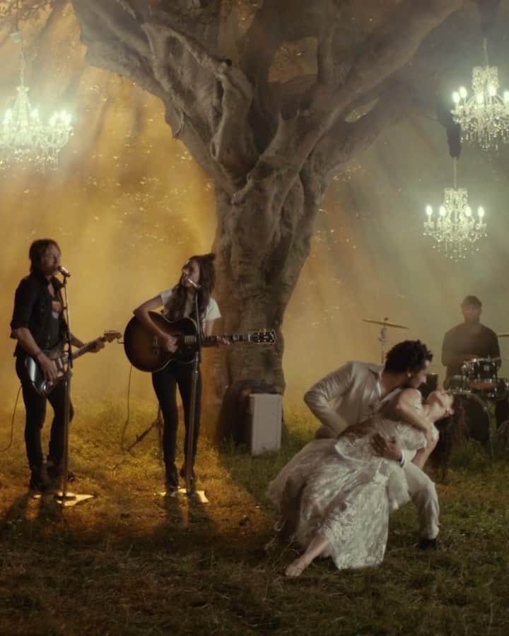キース・アーバンのインスタグラム：「I loved recording this song with you @amyshark - and it was a first for me shooting a video under a 100 year old tree in Centennial Park Sydney !!!! LOVE SONGS AIN’T FOR US • OUT NOW」