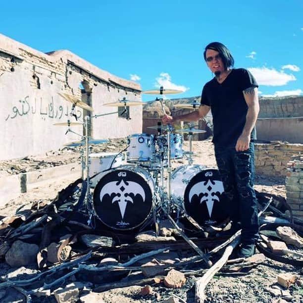Queensrycheさんのインスタグラム写真 - (QueensrycheInstagram)「#fbf - Casey on the set of our "Blood Of The Levant" video shoot 🤘 #queensryche #flashbackfriday #bloodofthelevant #videoshoot #caseygrillo #case #kickassdrummer #talentedmusician #memories #bamf #dwdrums」2月20日 6時30分 - queensrycheofficial