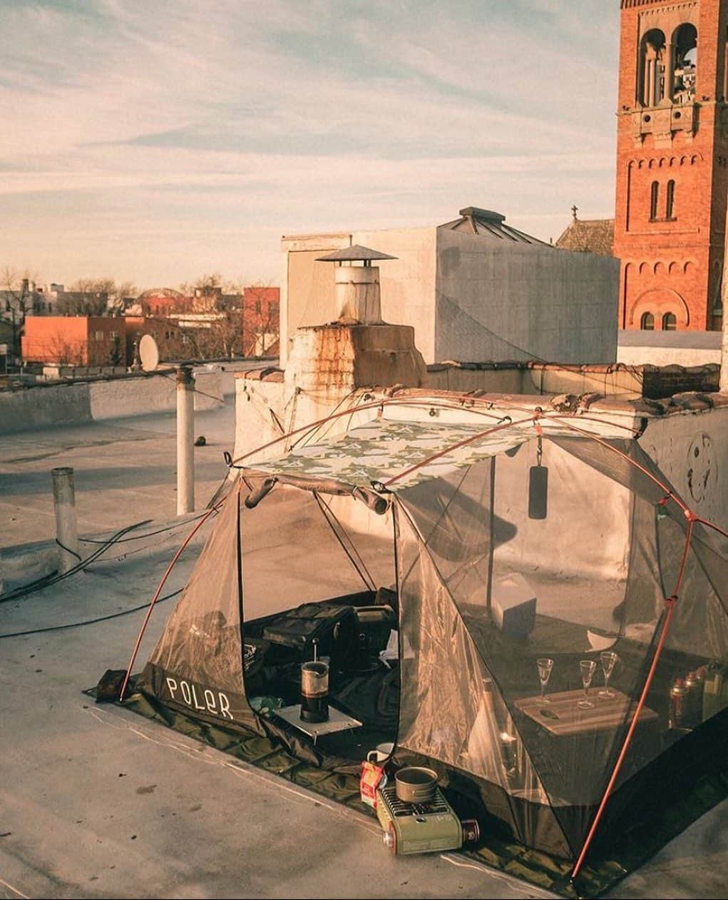 Poler Outdoor Stuffさんのインスタグラム写真 - (Poler Outdoor StuffInstagram)「Literally a rooftop tent 🏕 Get it however you can✨ Urban rooftop proliferation via @retrobeams #campvibes #polerstuff」2月20日 6時33分 - polerstuff