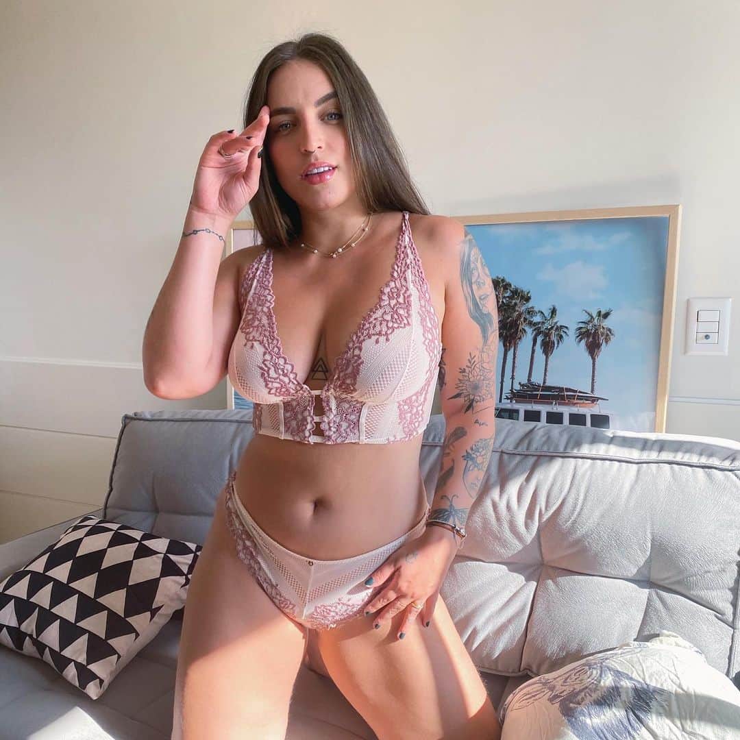 Bruna Unzuetaのインスタグラム：「Uma lingerie é uma lingerie, né mores? Gostaram dessa? Super delicada, romântica e confortável 🤍 é da nova coleção outono/inverno 21 de @hope.oficial com lançamento de uma nova cor, a Rosa Ágata! 🌸 #HOPELingerie #HOPE #EuDeHOPE」