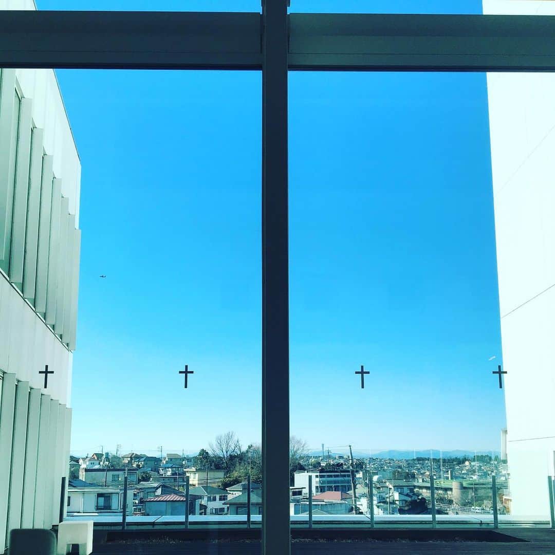 小島亜輝子のインスタグラム：「おはようございます☀﻿ ﻿ 昨日の実習の昼休み、国試過去問を解いていた、大学の💻roomからの眺め。﻿ なんと綺麗な青空なんだろう！と思わず写真を。﻿ 今週は青空が多かったですね。﻿ ﻿ ﻿ ﻿ 今週は、精神科を回っていてとてもおもしろい。﻿ おもしろいという表現が適切かわからないけれど、﻿ 人の内面に迫るからか本当に興味深い。﻿ 1回目の大学は、自分の専攻は教育学だったが﻿ 文学部人文社会学科と名のつくところで、﻿ 人の内面を探ることをずっとやってきたのだなと、﻿ 今違う立場から思う。﻿ ﻿ 患者さんにお会いして、20代の頃を思い返すと自分も患者側になっていた可能性も十分あるし、これからもその可能性は完全には否定できないと感じる。﻿ 誰にだって弱さはあり、人は常に揺れ動くものだから。﻿ 職場で、家庭で、親族の中で、社会で、﻿ あらゆる立場で揺れ動き人は悩み生きている。﻿ ﻿ だからこそ患者さんのことを他人事には思えず、﻿ 共感して強く心を揺り動かされるのだが、﻿ 診察終わって「…つらいですね」と私が言うと﻿ 指導医が﻿ 「共感は必要だけれどひっぱられちゃいけないよ。身がもたなくなってしまう。こちらが参ったら、救えるものも救えなくなってしまう。冷静さを保って。」﻿ ﻿ これがプロとアマ(学生)の違いなのか。﻿ 20代〜30代で自分自身、﻿ たくさんの感情を経験した。それを生かせたら。﻿ 冷静さを保って共感しつつ、患者さんの気持ちを俯瞰的に想像できるようになれたら。﻿ これは精神科だけでなく他科でも必要なことだろうな。﻿ 人生経験積んできたつもりが、まだまだ青い。﻿ ﻿ ﻿ #小学生ママ　﻿ #男の子ママ﻿ #医学生 #文学部卒　#教育学専攻　#文系からの医学部受験　#第116回医師国家試験﻿ #オンラインレッスン ﻿ #話し方レッスン﻿ #フリーアナウンサー　#オンライン司会 ﻿ #ナレーション収録　#ナレーター　﻿ #スピーチトレーナー小島亜輝子﻿ #アナウンサーが教える話し方 ﻿  #起業家　#女性起業家 #フリーランス﻿ #気象予報士　#群馬県出身」