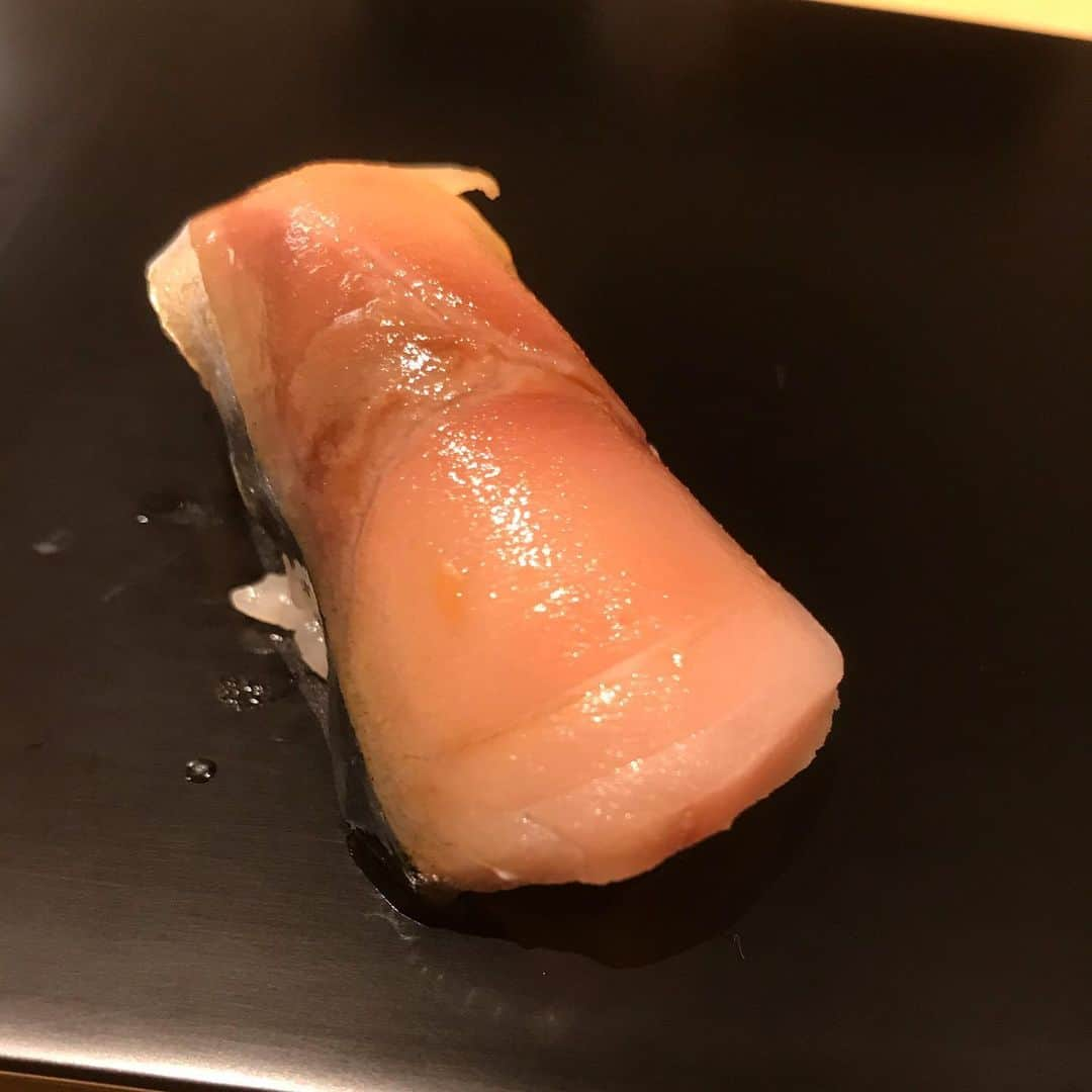 ハチミツ二郎さんのインスタグラム写真 - (ハチミツ二郎Instagram)「二郎は鮨の夢を見る  #寿司 #sushi」2月20日 6時44分 - jirohachimitsu