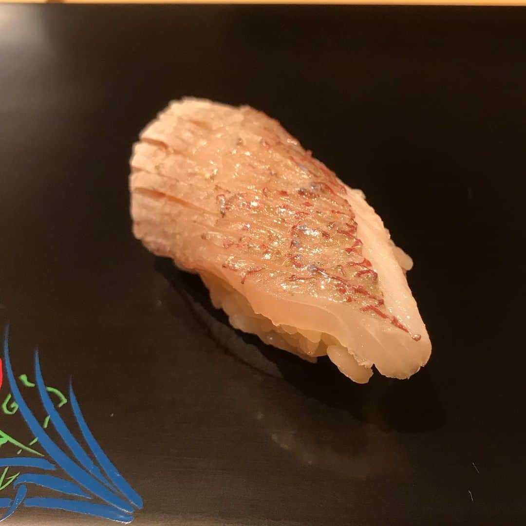 ハチミツ二郎さんのインスタグラム写真 - (ハチミツ二郎Instagram)「二郎は鮨の夢を見る  #寿司 #sushi」2月20日 6時44分 - jirohachimitsu