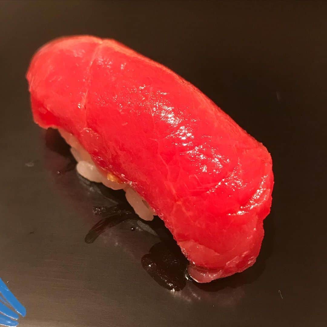 ハチミツ二郎さんのインスタグラム写真 - (ハチミツ二郎Instagram)「二郎は鮨の夢を見る  #寿司 #sushi」2月20日 6時44分 - jirohachimitsu