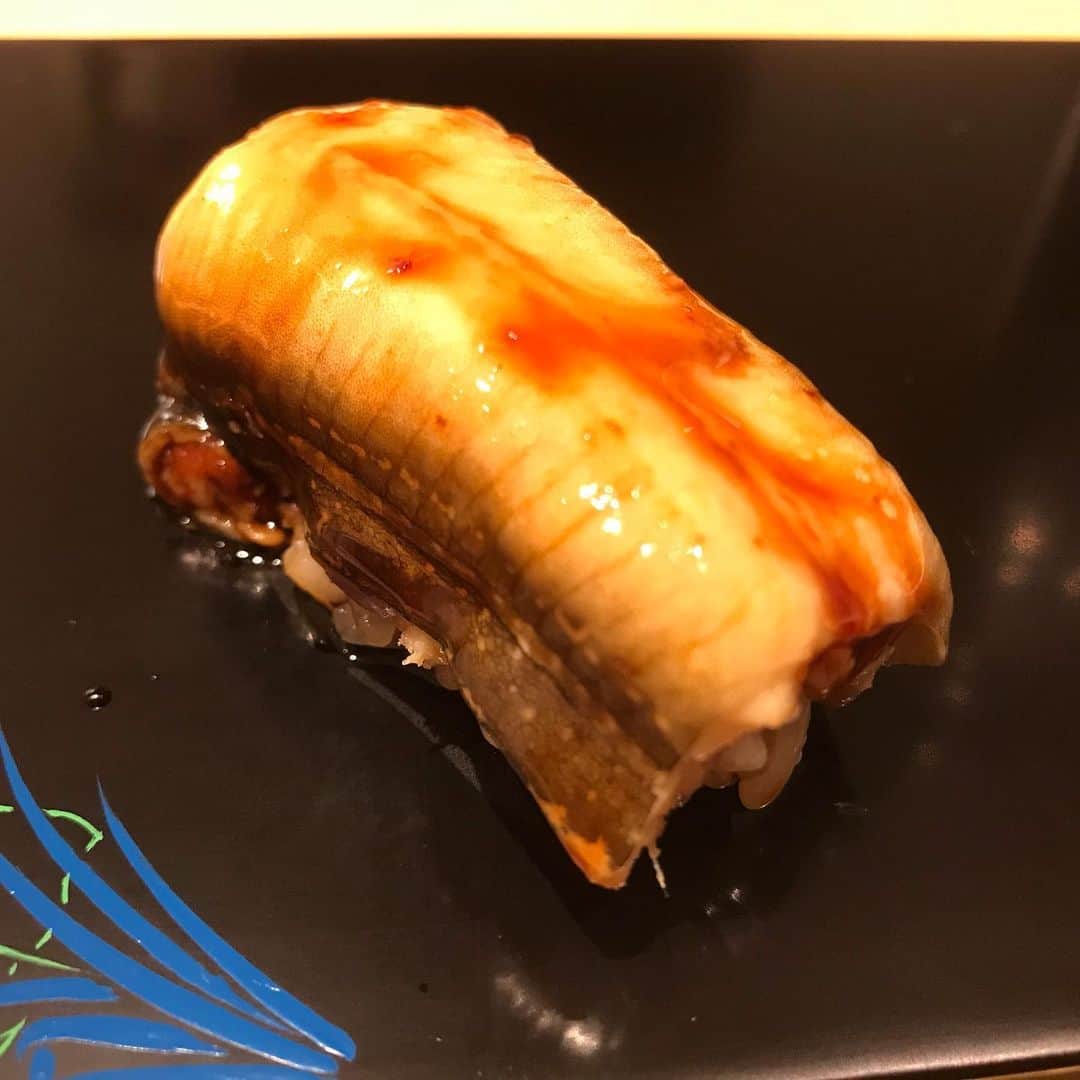 ハチミツ二郎さんのインスタグラム写真 - (ハチミツ二郎Instagram)「二郎は鮨の夢を見る  #寿司 #sushi」2月20日 6時44分 - jirohachimitsu