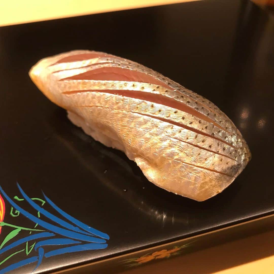 のインスタグラム：「二郎は鮨の夢を見る  #寿司 #sushi」