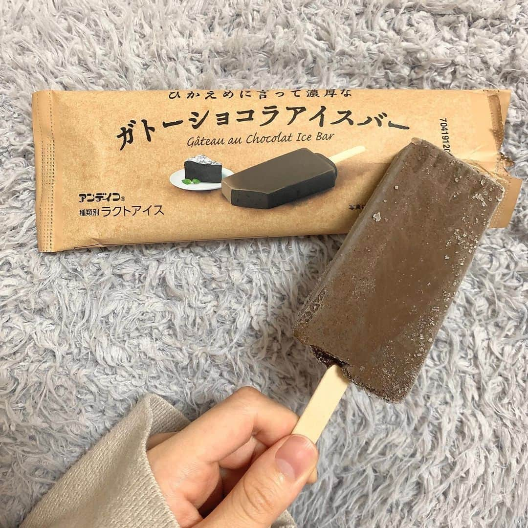 秋本帆華さんのインスタグラム写真 - (秋本帆華Instagram)「. おはよー☺️ 今日の朝アイスはこの子💓  #ひかえめに言って濃厚な #ガトーショコラアイスバー #のーーうこーーーう🥺 #ねっちり感がたまらん！ #冷凍庫から出して５分がベスト #やっぱ冬はチョコだな🍫 #出現場所 #セブンイレブン #ほのかの朝アイス  久しぶりのワンマン思いっきり楽しむぞ！ (本日16時くらい！しゃちのSNS要チェックです😏💓)」2月20日 6時53分 - honoka_akimoto_official