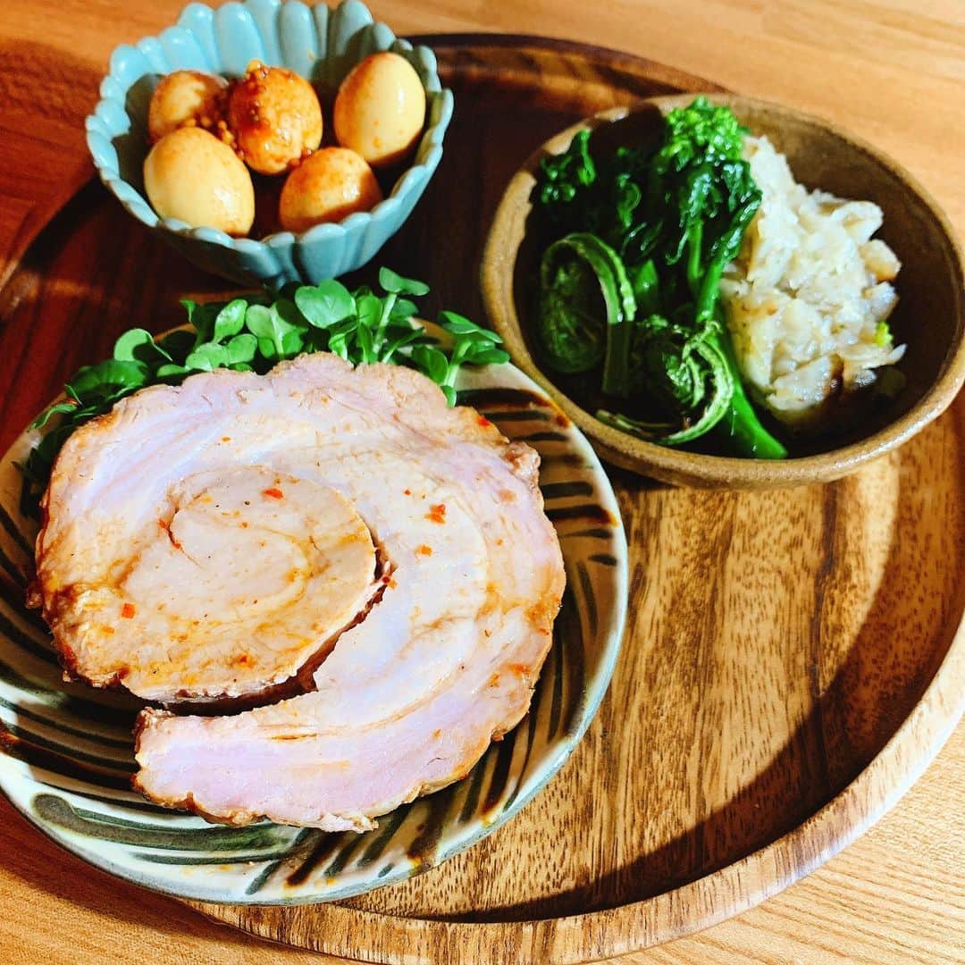 谷口菜津子のインスタグラム：「晩酌 ・ ・ チャーシュー、菊芋の甘酢和え、こごみと菜の花のおひたし、うずらの半熟卵のアチャール ・ ・ チャーシューもうまかったがうずらのアチャール美味すぎる！！ Twitterで知ったレシピなんだけど多分何漬けても美味い。 「うずらの半熟卵のアチャール」でTwitter検索したら出てくると思う。 レシピをインターネットに放流して下さった方、ありがとうございました。 ・ ・ #晩酌　#うずらの半熟卵のアチャール」
