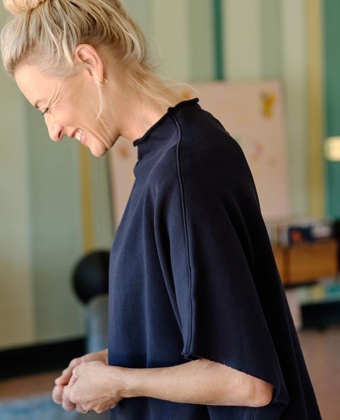 フランク&アイリーンのインスタグラム：「You can't go wrong with our Funnel Neck Capelet. Tap to shop! #FrankandEileen」