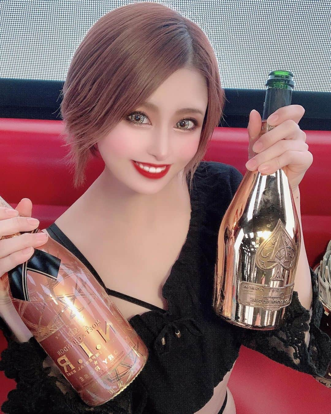 うららのインスタグラム：「不味そうに飲む顔が楽しみて皆さんドSですかね😳😳😳(笑) でもね、こうやって華もたせてくれるの凄く嬉しいです❤ 私は営業中は声ガラガラなったりするの嫌なんで絶対お酒は飲みません🙅🏼‍♀️ が、showの後の配信の時は少しだけ…🥂✨ 9.9割なつさんやスタッフさんに飲んでもらってます😂 本当にありがとうございます💋  . . . #バーレスク大阪 #バーレス東京 #burlesque #北新地 #showpub #うらら #dancer #singer #キャバ嬢 #ホスト #モデル #cute #ポールダンス #アイドル #ギャル  #パリピ #gogodancer #脚フェチ #ビキニギャル #エロ可愛い #可愛い #小悪魔 #インスタ映え #ふぉろーみー #いいね #エンタメ #ショートヘア #インスタライブ #シャンパン #コロナに負けるな」