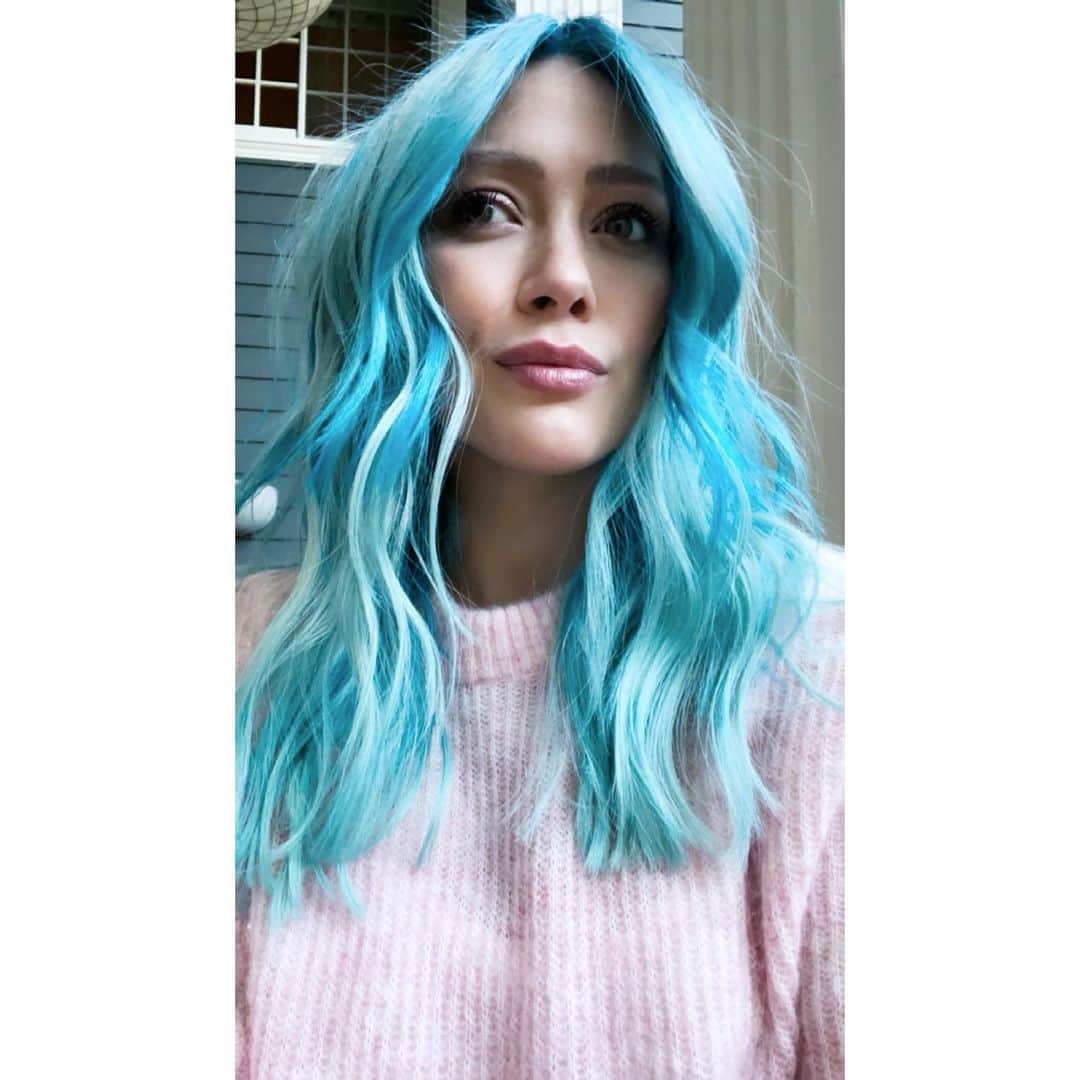 ヒラリー・ダフのインスタグラム：「Well.... you guessed it. The minute I got home from New York I needed a change. 🧜🏻‍♀️ and all I can say is @riawna and @nikkilee901 love me a lot. 1-  for saying yes to another crazy change this late in my pregnancy (at least I didn’t cut bangs!) and 2- it took all damn day! Love you guys the most ♥️ and I swear this doesn’t mean I’m having a boy... my mom thought I was trying to tell everyone something!  We still don’t know who’s occupying my apartment- but it’s getting the eviction notice soon-ish 😛」