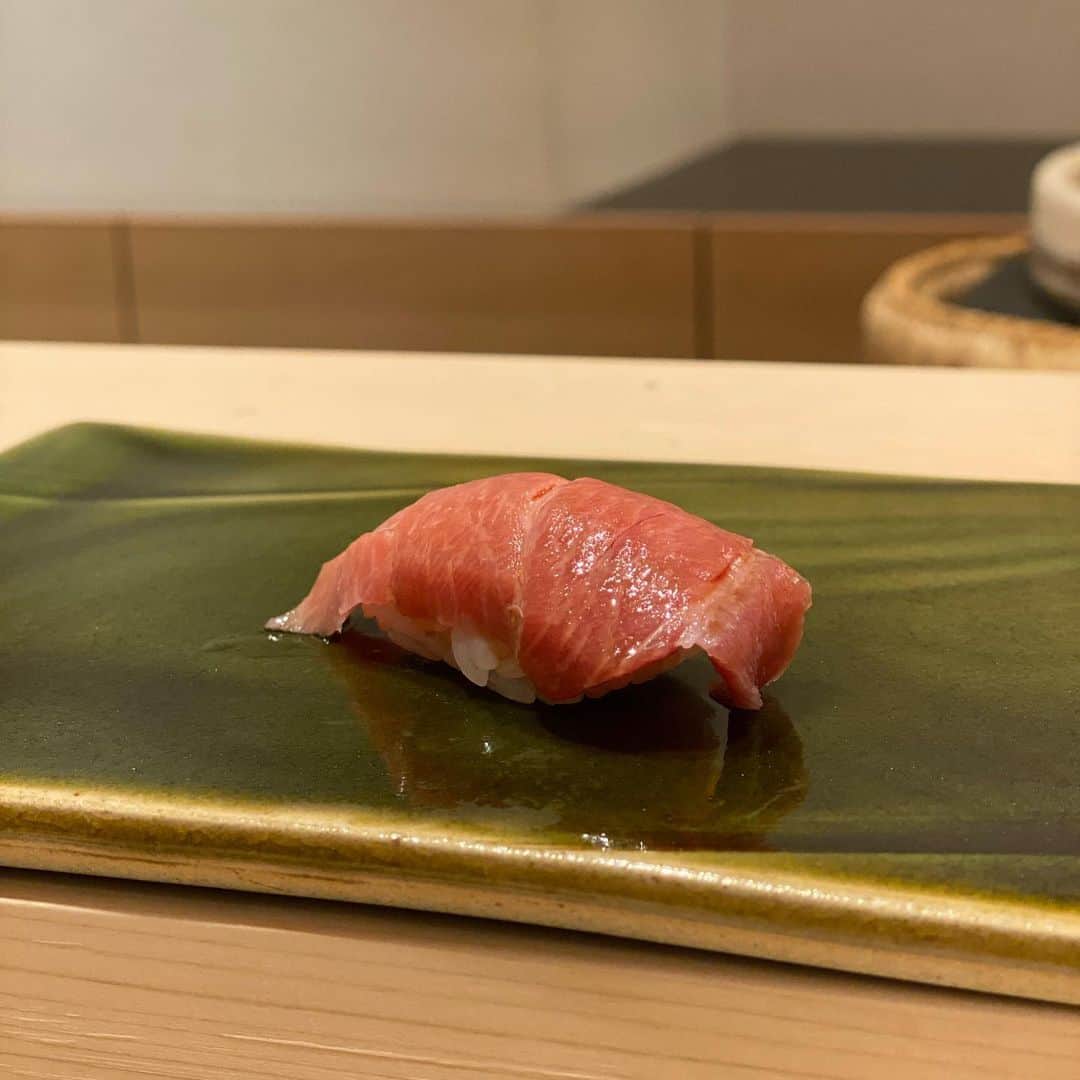 ImotoEtsuyo さんのインスタグラム写真 - (ImotoEtsuyo Instagram)「打ち合わせ後に　 番町にある　『鮨　みずかみ』さんへ  清潔感のある店内。 白木のカウンターに座ると 「熱々のおしぼり」が。 ・ 「#すきやばし次郎 」 「#すきやばし次郎六本木 店で修業され、2018年3月に独立された水上さんの 握る鮨は、米酢のみを使用 塩分を抑えた酢飯で、どの鮨種にも よく合い美味しく頂きました。  おつまみ7種と 握りは15貫（写真撮り忘れて無ければ^^;） 握りを沢山楽しめて大満足。  女将さんをはじめとするサービスも 心地よく「また行きたい！」と思う 素敵なお店でした。 ご馳走様でした。 ・ @kimiyo.f  @haruna.kokubun  良いシャンプーや バームが出来ますように♡ ・ #鮨  #鮨みずかみ  #半蔵門  #鮨スタグラム  #鮨好き  #sushi  #寿司  #東京グルメ  #gourmet  #sushilovers  #sushistagram  ・ ・ #onepiece ⇒ @setaichiro_official」2月20日 7時23分 - bisuhada