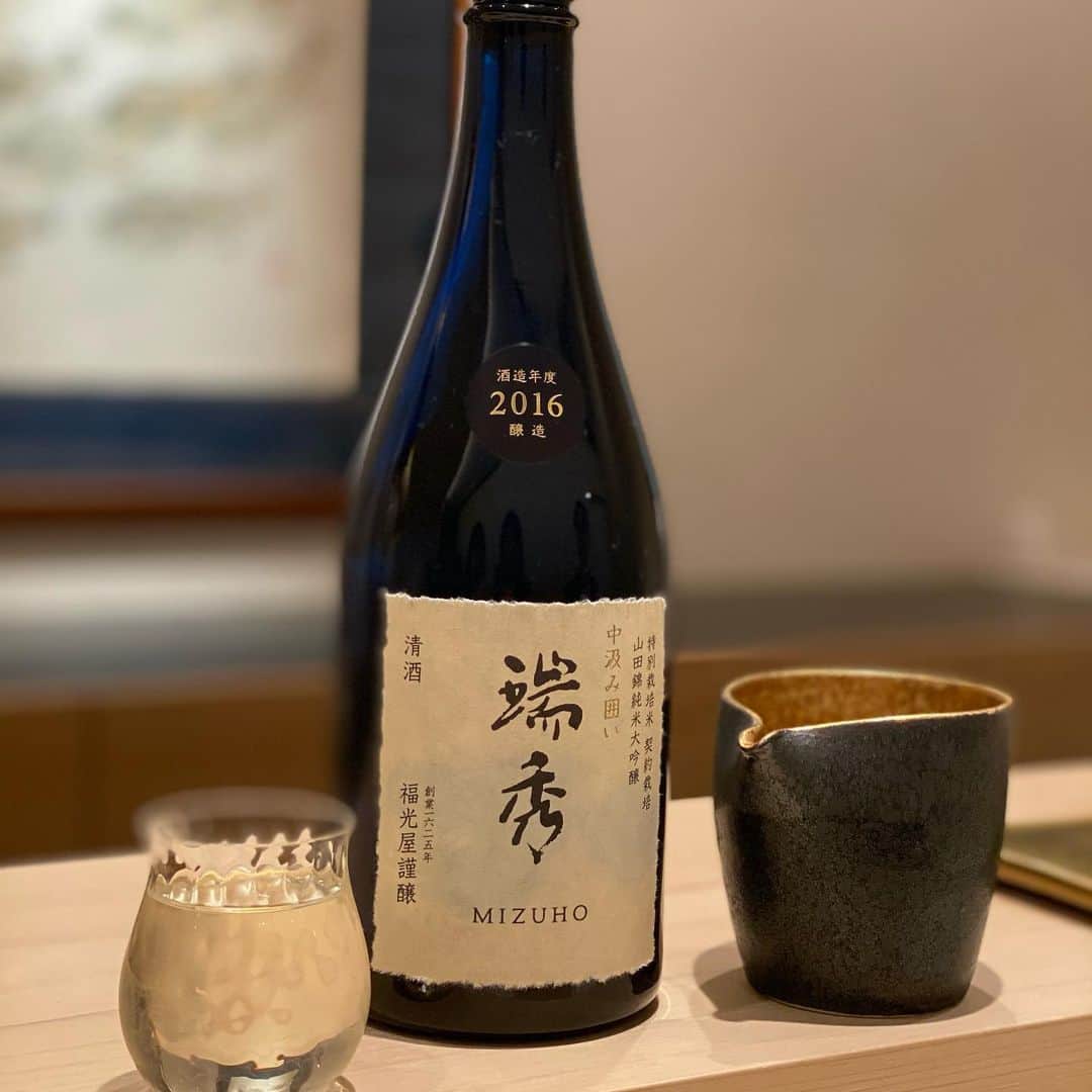 ImotoEtsuyo さんのインスタグラム写真 - (ImotoEtsuyo Instagram)「打ち合わせ後に　 番町にある　『鮨　みずかみ』さんへ  清潔感のある店内。 白木のカウンターに座ると 「熱々のおしぼり」が。 ・ 「#すきやばし次郎 」 「#すきやばし次郎六本木 店で修業され、2018年3月に独立された水上さんの 握る鮨は、米酢のみを使用 塩分を抑えた酢飯で、どの鮨種にも よく合い美味しく頂きました。  おつまみ7種と 握りは15貫（写真撮り忘れて無ければ^^;） 握りを沢山楽しめて大満足。  女将さんをはじめとするサービスも 心地よく「また行きたい！」と思う 素敵なお店でした。 ご馳走様でした。 ・ @kimiyo.f  @haruna.kokubun  良いシャンプーや バームが出来ますように♡ ・ #鮨  #鮨みずかみ  #半蔵門  #鮨スタグラム  #鮨好き  #sushi  #寿司  #東京グルメ  #gourmet  #sushilovers  #sushistagram  ・ ・ #onepiece ⇒ @setaichiro_official」2月20日 7時23分 - bisuhada