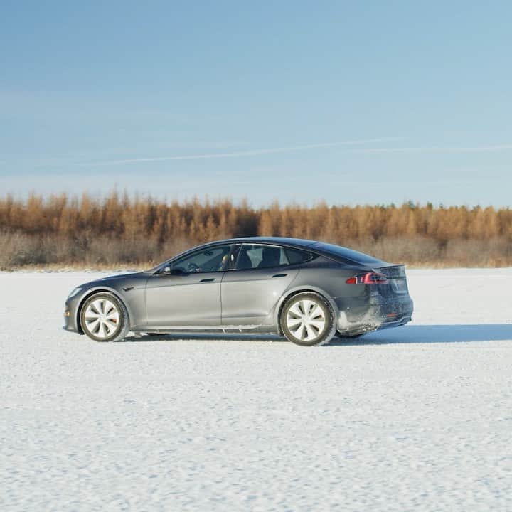 Teslaのインスタグラム：「Plaid winter testing」