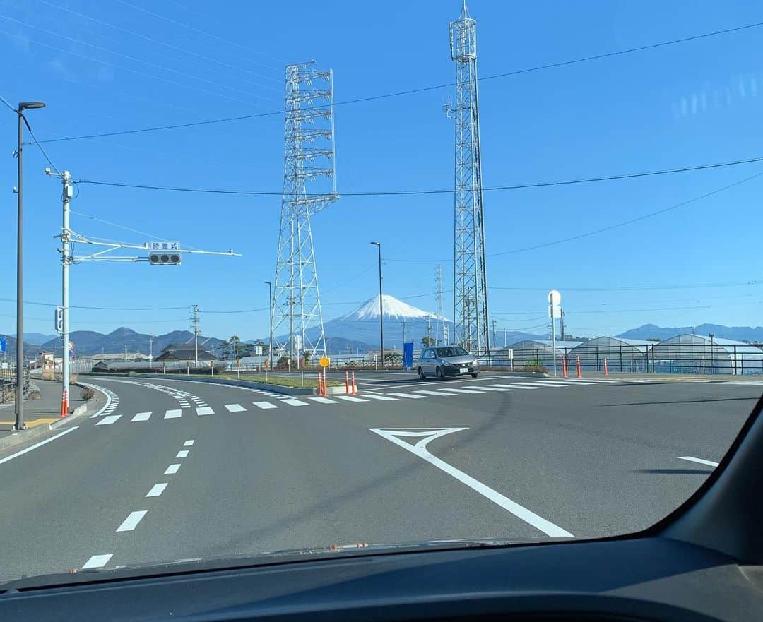 荒木麻里子さんのインスタグラム写真 - (荒木麻里子Instagram)「#📺  . 先週はお休みいただいたので、 2週間ぶりの沼津スタジオでした。 沼津への道のり、海沿いを富士山を眺めなら通勤するのは密かな楽しみです☺️🗻 . . . #drive #mtfuji #fujisan #studio #onair  #アナウンサー #フリーランス #フリーランス女子」2月20日 7時30分 - marilyn198612