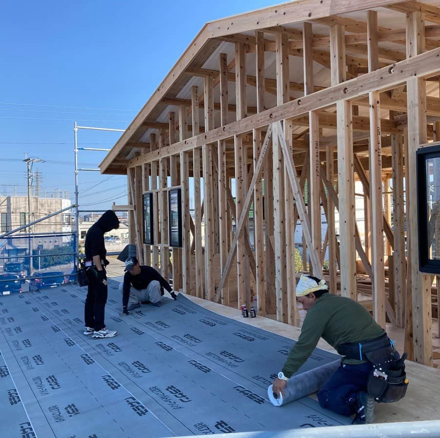 日大建築のインスタグラム：「大工さんの施工様子です👷  #日大建築#カリフォルニアスタイル #サーファーズハウス新築#注文住宅#宮崎市#モダン#オシャレ#ビーチ#海#surf #ハワイ#アメリカン#大工#建築#設計#ウッドスタイル#中古住宅#リフォーム#リノベーション#カバードポーチ#ウッドデッキ#ヘリンボーン#マイホーム#家造り」