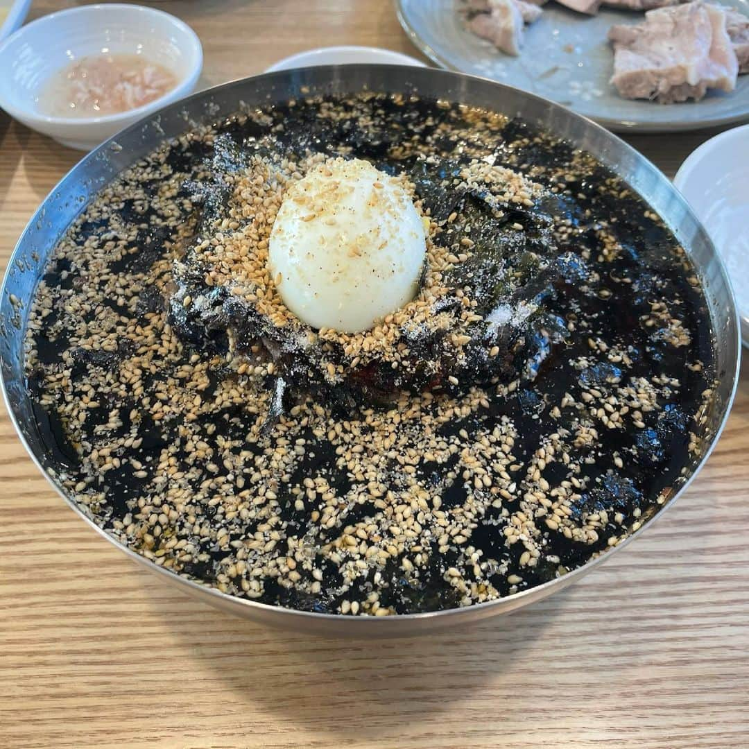 コ・ギョンピョのインスタグラム：「#양양입암막국수북한산점  다시 열었다 :)  날 풀리니 막국수 드시러 오세요👍🏻💕」