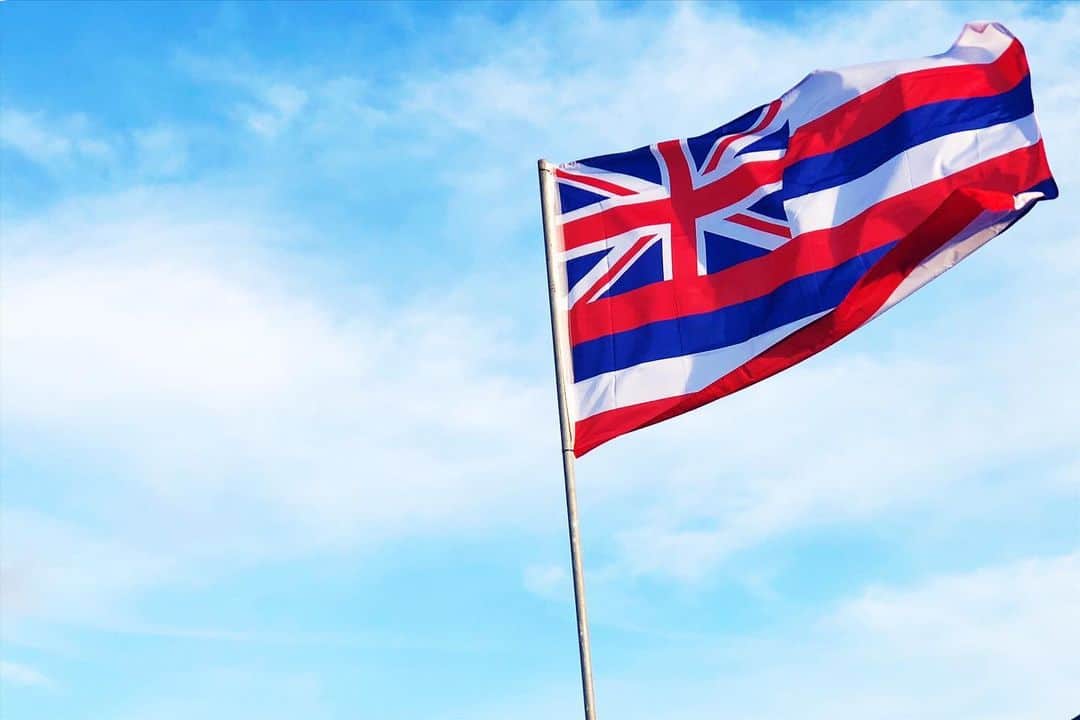 KAUKAU/カウカウハワイさんのインスタグラム写真 - (KAUKAU/カウカウハワイInstagram)「ハワイの州旗、見たことありますか？😊 ハワイ語では「カ・ハエ・ハワイ」とも呼ばれています。 旗左上は、ご存知、イギリスの国旗。1778年にハワイ諸島を見つけたキャプテン・ジェームスクックが後に、カメハメハ大王にイギリスの旗をプレゼントしたんだそう。 そして旗の8本の線は、ハワイの8島それぞれを表しています！  #Hawaii #honolulu #hawaiirestaurant #food #EatHawaii #HawaiiCoupon  #KAUKAU #KAUKAUHawaii #ハワイグルメ #ハワイおすすめ #waikiki #ハワイ州旗 #ハワイの旗」2月20日 13時00分 - kaukau_hawaii
