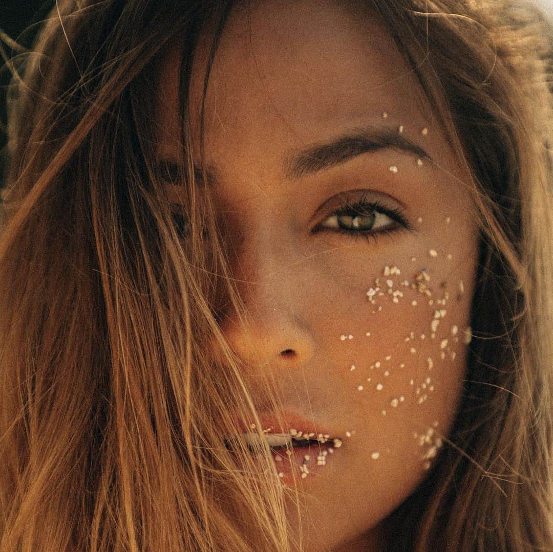 ティア・ブランコのインスタグラム：「🌊🤍🌌   // always trust in Ivvy’s creative vision, even if she tells you to stick your face in the sand. Hahaha love you @ivanacook」