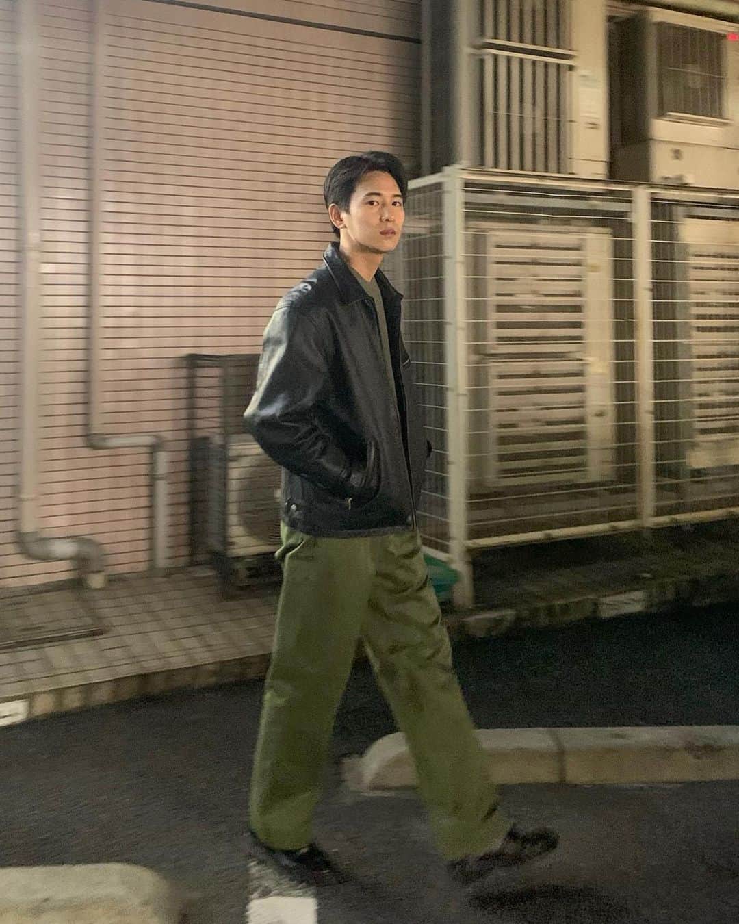 草野航大のインスタグラム：「古着で買った革ジャンいい感じで嬉しい…ちょっと肩幅でかいけど…」