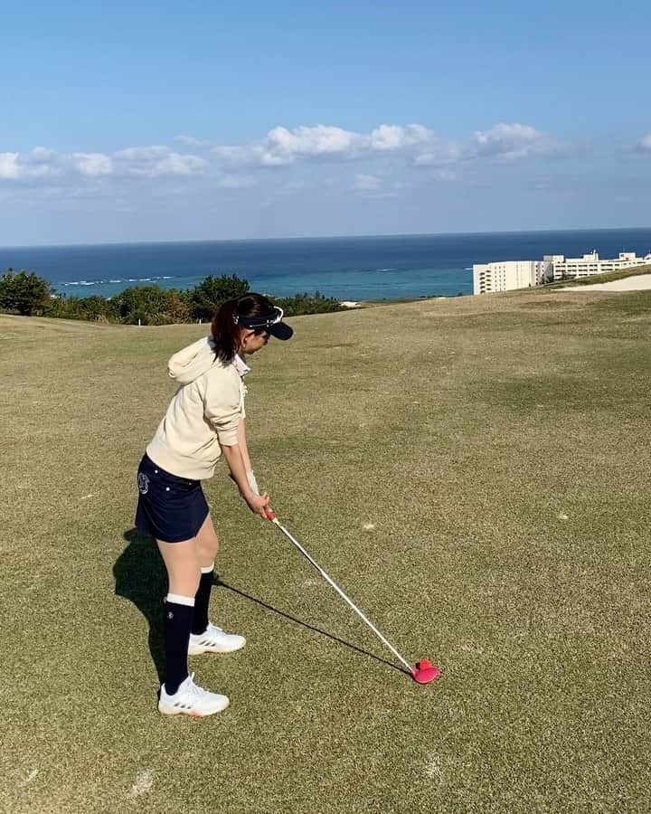 RIKAのインスタグラム：「. 青い海🏖 景色がいいとショットが悪いです🥺 . スコアはずっと92。 バンカーとかOBとかそんなんにやられました🥲 . . . #ゴルフ#golf#⛳️#ゴルフ女子#ゴルフ好き#ゴルフウエア#ゴルフコーデ#ゴルフスイング#골프 #골프웨어 #골프스윙 #여행 #해외여행 #골프스타그램 #골프중독 #와인 #소주 #좋은시간#海#沖縄#スループレー」