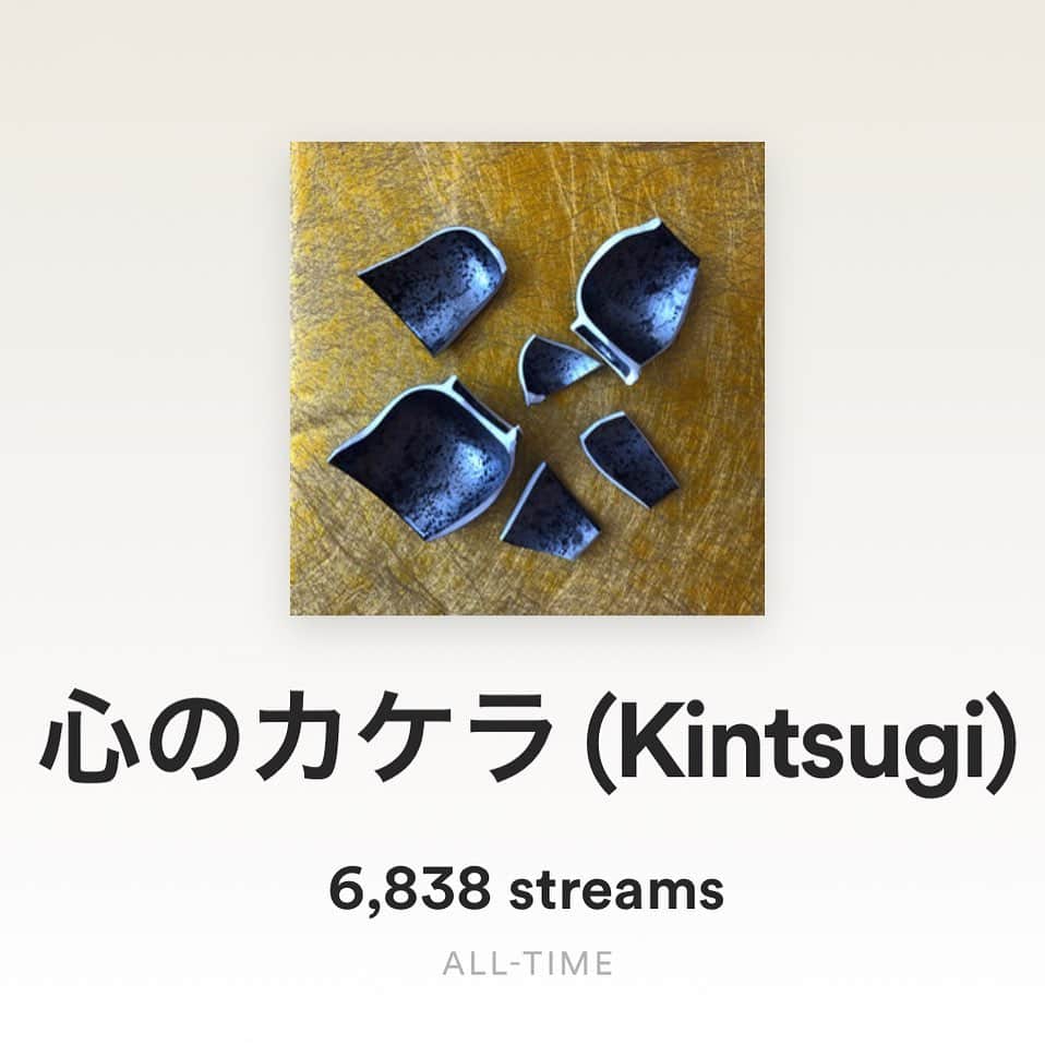 KATさんのインスタグラム写真 - (KATInstagram)「“Scars (Kintsugi) and “心のカケラ” now collectively have over 20,000 streams! This is sooo amazing considering this wasn’t through being on any big playlist but because YOU have added it to your playlists and have been listening to it. 🙌🏼🥰  Mending the brokenness is a journey that takes time and care so I have been taking my time with this piece that was on my music video. ❤️☺️  Thank you to everyone who has been joining the Kintsugi journey with me on twitch! I will be announcing my first ever online Kintsugi workshop soon so if you would like to know more about that you can sign up for my mailing list on my website!   A bit shout out to my co-writers @nitaneeparis and @kazumimusic too. ❤️  心のカケラの英語と日本語バージョンはすでに2万回スポテファイでプレイされてます。聞いてくれている皆さんに感謝です。🙏🏼❤️  金継ぎと出会えてから私の心も変わりました。もっと自由になり、間違いを前ほど恐れなくなり、もっと自由になりました。　  最近金曜日にツイッチで金継ぎのライブストリームもしているのでもしよかったら遊びに来てね！❤️  #kintsugi #newsong #spotify #金継ぎ #kintsugiart #kintsugiwellness」2月20日 7時41分 - katmcdowell