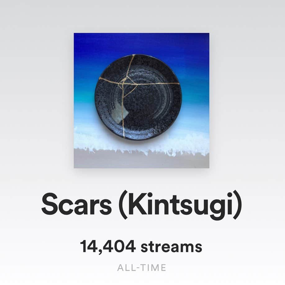 KATさんのインスタグラム写真 - (KATInstagram)「“Scars (Kintsugi) and “心のカケラ” now collectively have over 20,000 streams! This is sooo amazing considering this wasn’t through being on any big playlist but because YOU have added it to your playlists and have been listening to it. 🙌🏼🥰  Mending the brokenness is a journey that takes time and care so I have been taking my time with this piece that was on my music video. ❤️☺️  Thank you to everyone who has been joining the Kintsugi journey with me on twitch! I will be announcing my first ever online Kintsugi workshop soon so if you would like to know more about that you can sign up for my mailing list on my website!   A bit shout out to my co-writers @nitaneeparis and @kazumimusic too. ❤️  心のカケラの英語と日本語バージョンはすでに2万回スポテファイでプレイされてます。聞いてくれている皆さんに感謝です。🙏🏼❤️  金継ぎと出会えてから私の心も変わりました。もっと自由になり、間違いを前ほど恐れなくなり、もっと自由になりました。　  最近金曜日にツイッチで金継ぎのライブストリームもしているのでもしよかったら遊びに来てね！❤️  #kintsugi #newsong #spotify #金継ぎ #kintsugiart #kintsugiwellness」2月20日 7時41分 - katmcdowell