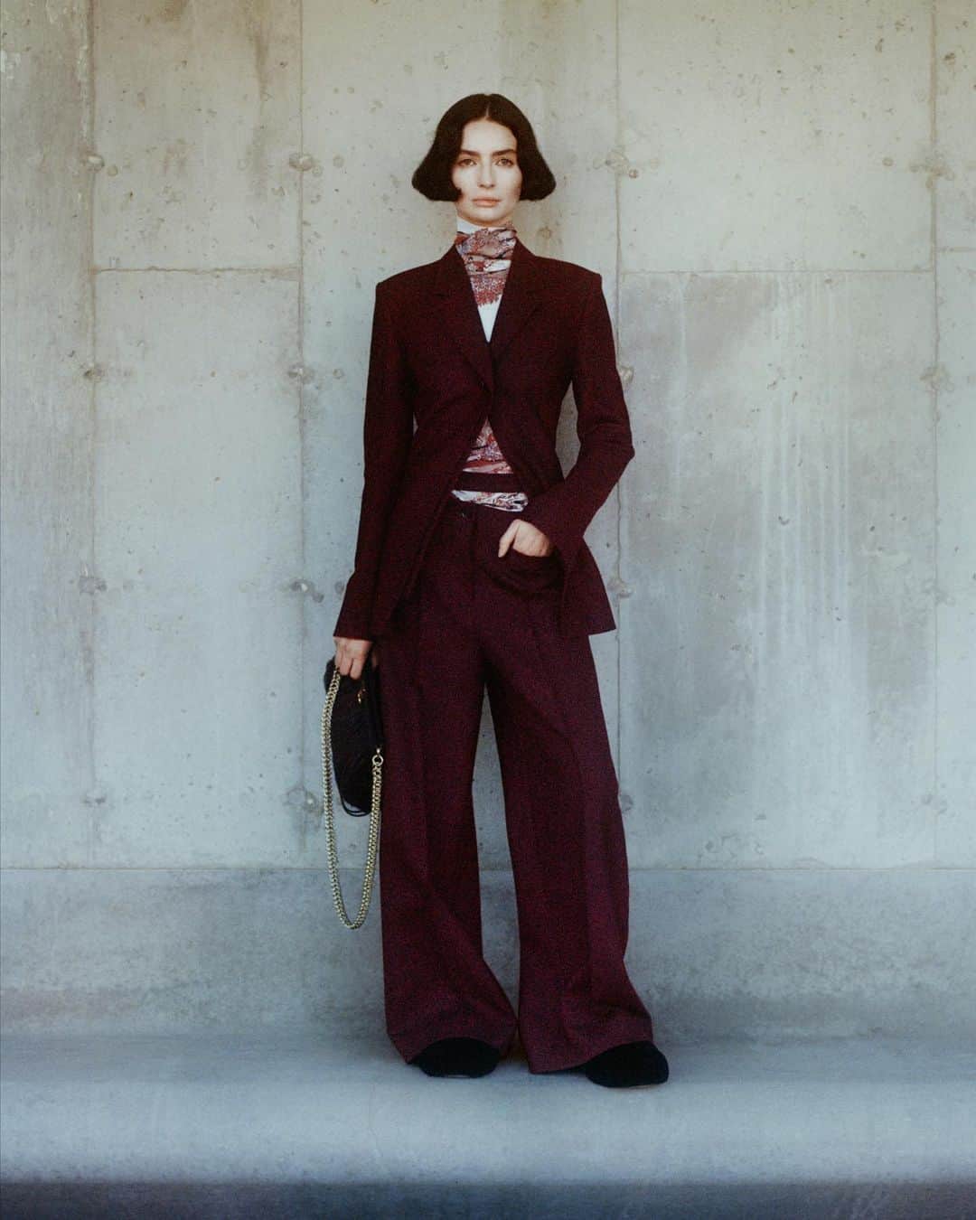 プロエンザスクーラーのインスタグラム：「@meadowwalker in Proenza Schouler Fall Winter 2021 A complete wardrobe created to comfort, inspire and empower the modern-day woman The collection is available to pre-order now on proenzaschouler.com Photography @danielpshea Styling @brian__molloy @nyfw @imgfocus #proenzaschouler」