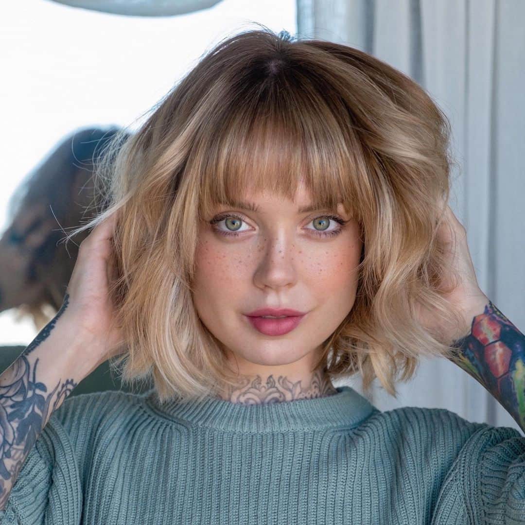 サラ・Xのインスタグラム：「@atomicliz.does.hair worked her magic on my hair again ✨ back to BLONDE! We decided to stick to the warm honey tones, and she did a combination of balayage & babylights to make it look like this hair grew out of my head all sunkissed! I’m ready for spring now, how about you? 🌸   #blondebalayage #babylights #blondebob #honeyblondehair #behindthechair #bobwithbangs #lobhaircut #livedinhair #livedincolor #livedinblonde #livedinhaircolor #beachyblonde #hamptonroadshair」