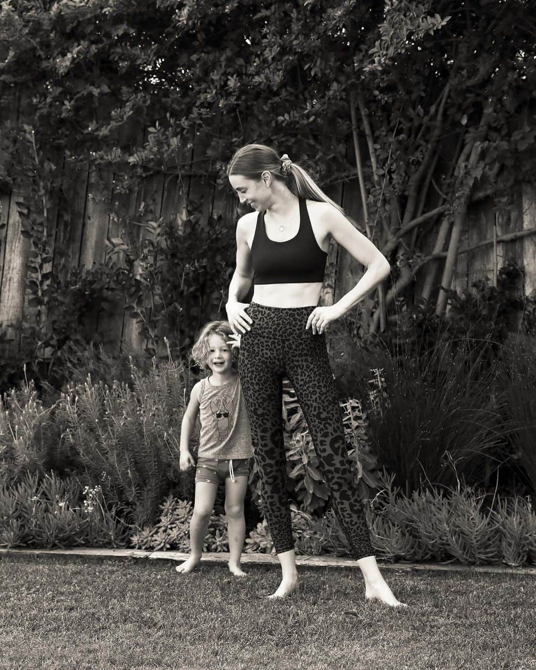 ホイットニー・ポートのインスタグラム：「Wellness is a really broad term and, at times, can be intimidating. When asked, “what do you do for wellness?” I sometimes feel stumped on how to answer. So many things can go in that category, right? For me, wellness is everything I do to nurture my body and my brain. Whatever helps me to put my feet on the ground in the morning and say, “Today is going to be a good day!” Right now, wellness is meditating, putting more effort and mindfulness into what I eat, yoga and pilates, coloring with Pentel markers, therapy, digging into self-discovery by having conversations with mentors, putting my phone away, setting boundaries with work hours, cutting myself some slack and then allowing myself to veggggggg on the couch for like, a while, without any guilt. Because why relax if you are going to punish yourself for it?  ⠀⠀⠀⠀⠀⠀⠀⠀⠀ I've even been starting to play Kids Meditations for Sonny on the @calm app. They're good to listen to in the car because he really sits and focuses. The goal is to instill mindfulness in him at a young age. When he gets worked up, we try to remind him about his breath, which I am sure can be SO annoying to him, but one day I hope he will be able to use his breath naturally to calm himself down from anything.  ⠀⠀⠀⠀⠀⠀⠀⠀⠀ What little things do you do each day to take care of yourself?  Appreciate YOU.」