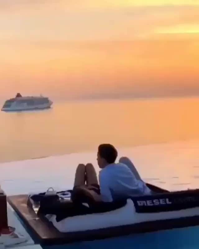 2.8 Milllon CAKESTERS!のインスタグラム：「Follow @top_luxuries and explore amazing locations and luxuries from around the world!⁠ .⁠ .⁠ Who would you enjoy this sunset with?😍 Tag a friend that would fall in the pool like that!⁠ .⁠ 🎥: @thiago.lopez 🏨」