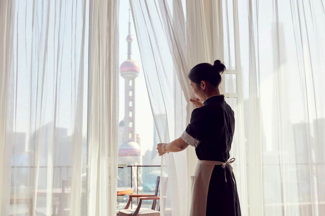 The Peninsula Hotelsさんのインスタグラム写真 - (The Peninsula HotelsInstagram)「One of our favourite activities — readying a room at @thepeninsulashanghai for your arrival. ⁣ ⁣ ⁣ ⁣ ⁣ #peninsulahotels #luxuryhotelexperience #luxuryexperience #fivestarservice #fivestarhotel #shanghai #staycation #peninsulashanghai #thepeninsulashanghai⁣」2月20日 7時59分 - peninsulahotels