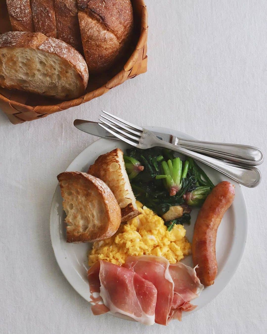 樋口正樹さんのインスタグラム写真 - (樋口正樹Instagram)「Today's breakfast . 今朝はワンプレにパン、 ソーセージと生ハムと スクランブルエッグと ほうれんそうのソテー。 . . . #朝ごはん #朝食 #ワンプレート朝ごはん #生ハム #ソーセージ #ほうれん草のソテー #スクランブルエッグ #石窯モーニングフランス #タカキベーカリー #breakfast #oneplate #oneplatebreakfast」2月20日 8時00分 - higuccini