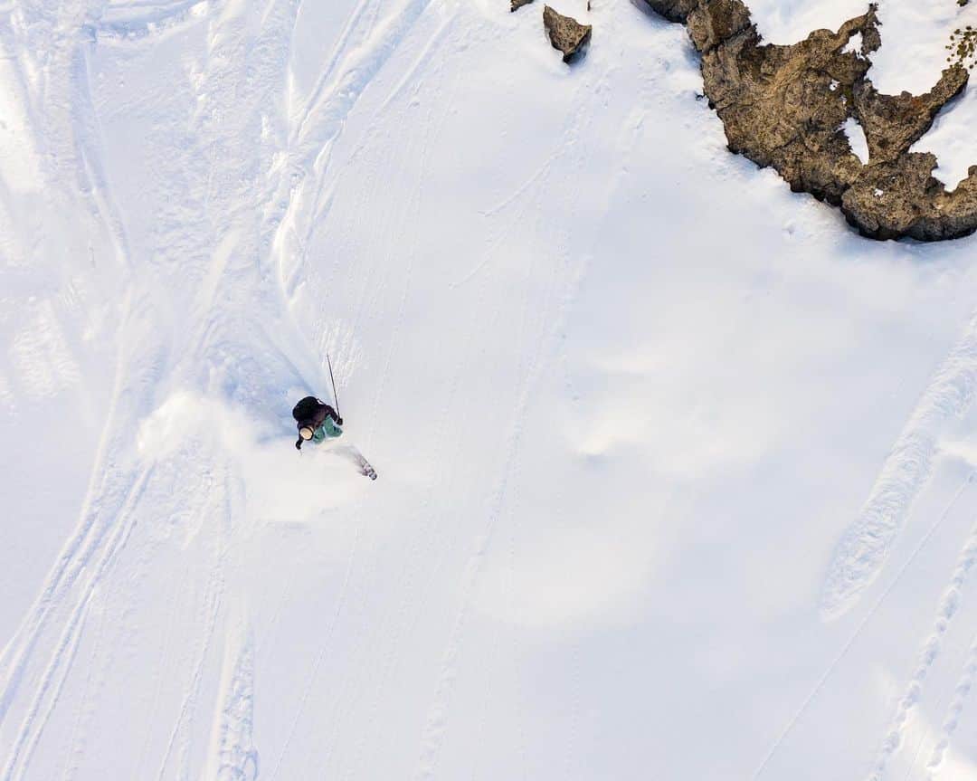 マウンテンハードウェアのインスタグラム：「Take another lap, there’s more to explore in the Winter Sale. (Shop select styles from the Snowsports Collection at 30% off: link in bio.) Photo: @cbezphotos.」