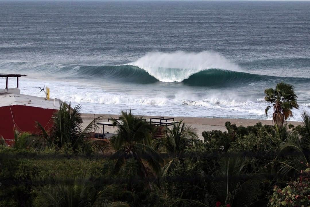 surflineさんのインスタグラム写真 - (surflineInstagram)「#GoodToEpic Puerto Escondido, February 18th.  📷: @moralesedwin   "It’s been a good week to be in Mainland Mexico as the first Southern Hemisphere swells of substance have pulsed in over the last few days, offering large to XL surf at Puerto Escondido,” explains Surfline’s Director of Forecasting @kwallissurfline. “The biggest surf occurred on Tuesday and Wednesday, although there was still solid size on Thursday along with pristine morning conditions."  “The back-to-back swells came from fairly vigorous storm activity in the central South Pacific just about a week ago,” Wallis continued.  “February south swells aren’t especially rare,” Wallis said. “Puerto also saw a smaller, but good size, south swell to start February last year -- but swells of this magnitude are uncommon. California surfers saw this same swell pick up on Wednesday and we will see it hold good energy Friday before tapering off over the weekend.”」2月20日 8時00分 - surfline