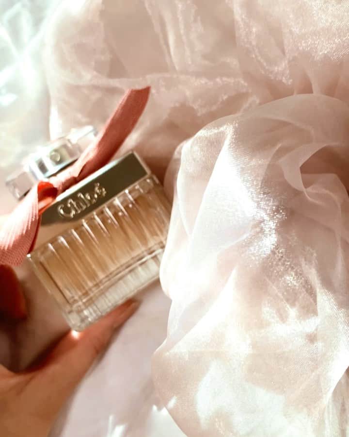村崎英絵のインスタグラム：「ㅤㅤㅤㅤㅤ おはよう🌞 今日はこの香りで頑張ろーと♡ 香りによってその日のテンションも変わるよね！ ㅤㅤㅤㅤㅤ ㅤㅤㅤㅤㅤ ㅤㅤㅤㅤㅤ ㅤㅤㅤㅤㅤ #goodmorning #fragrance #love  #ローズ #ローズの香り #香水 #クロエ #chloe」