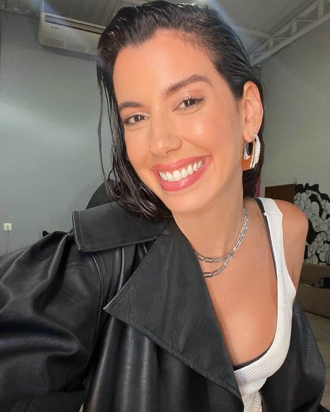 Garotas Estupidasのインスタグラム：「um sonho: aproveitar essa make de @kaka.oliveira do shooting de hoje pra sextar em uma festinha bem boa! Kkkk vem logo vacina 😍」