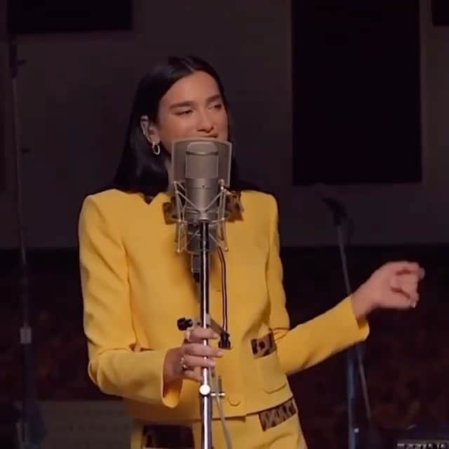 ジェレミー・スコットのインスタグラム：「@dualipa WEARING @moschino FOR @time PERFORMANCE STYLED BY @lorenzoposocco 🌟」