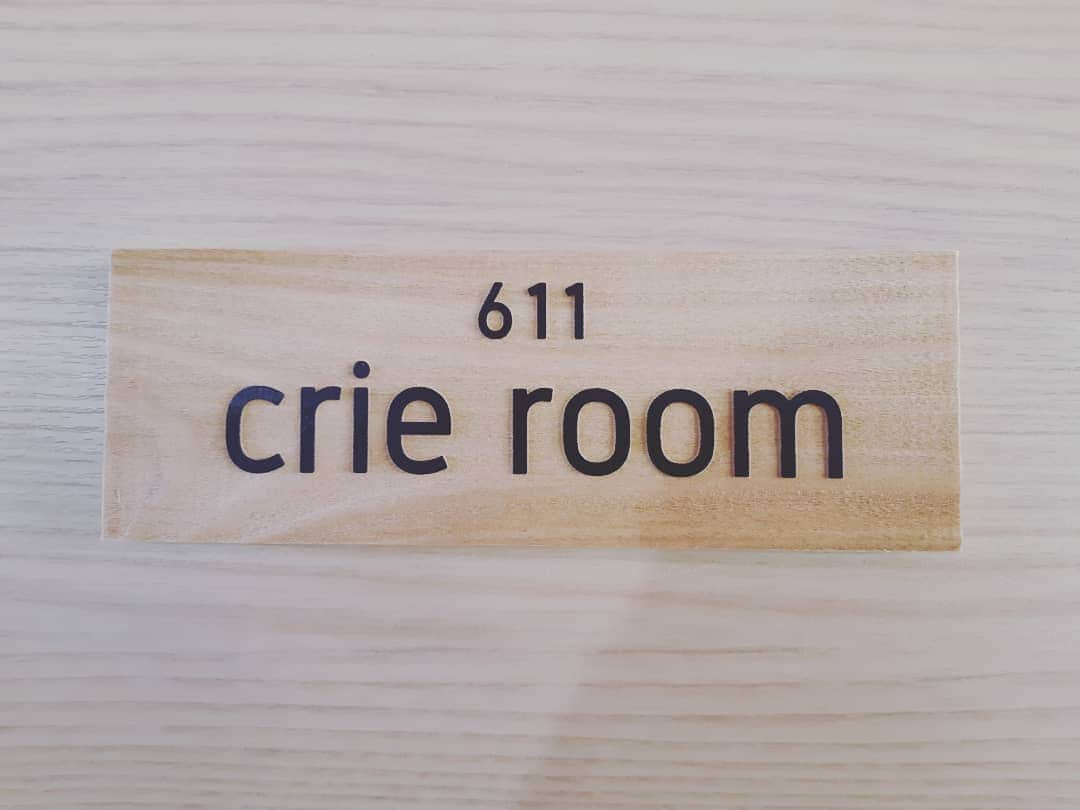 crie style クリエすずき建設のインスタグラム：「とっても可愛い #crie_room #木の表札 完成しました♡  #木の家 #バリアフリー #生涯設計 #ライフプラン #住まいと暮らしの窓口 #住ま暮らサポート #長期優良住宅 #建物点検 #修繕計画 #マイホーム借上げ制度 #かせるストック #家事楽 #テレワーク #ホームエレベーター #介護 #平屋 #減築 #二世帯 #リフォーム #リノベーション #楽しく人生をデザイン #crie_style #クリエスタイル #クリエ #クリエすずき建設」