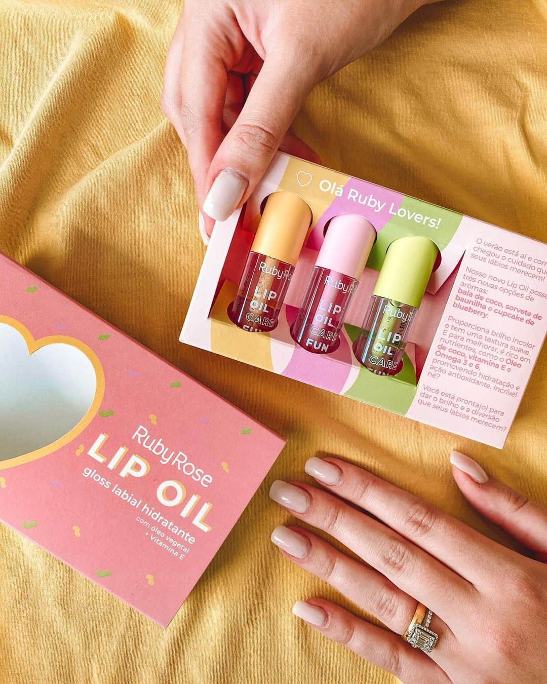 ニーナさんのインスタグラム写真 - (ニーナInstagram)「O Lip Oil é perfeito para quem ama lábios naturais e hidratados, então nem preciso dizer que amo o LIP OIL CARE FUN da @rubyrose_oficial né? Ele possui textura super confortável nos lábios, proporcionando um brilho incolor e delicado, liiindo pra compor uma make ou apenas pra cuidar dos seus lábios. Sua formulação contém matéria-prima de origem vegetal derivado do óleo de coco, enriquecido com ômega 3 e 6, promovendo hidratação e ação antioxidante, eu adoro! E eles estão com 3 novas opções de aromas: bala de coco, sorvete de baunilha e cupcake de blueberry. Você está pronta pra dar o brilho e a diversão que seus lábios merecem?」2月20日 8時11分 - niinasecrets