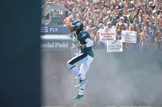 デショーン・ジャクソンのインスタグラム：「Philadelphia, you were so welcoming to me and my family, not only when I  was a young rookie being drafted in 2008 but also when I returned in 2019. I really enjoyed being a part of this team and this amazing community. I personally want to express my gratitude for all the love and support that I've always felt being a part of the Philly community. When I look back on my NFL career, I know without a doubt that Philadelphia will always hold a special place in my heart and be a huge part of my life story. I look forward to continuing my career and I hope the Philly fans will always know how grateful I am for time in this amazing city.」