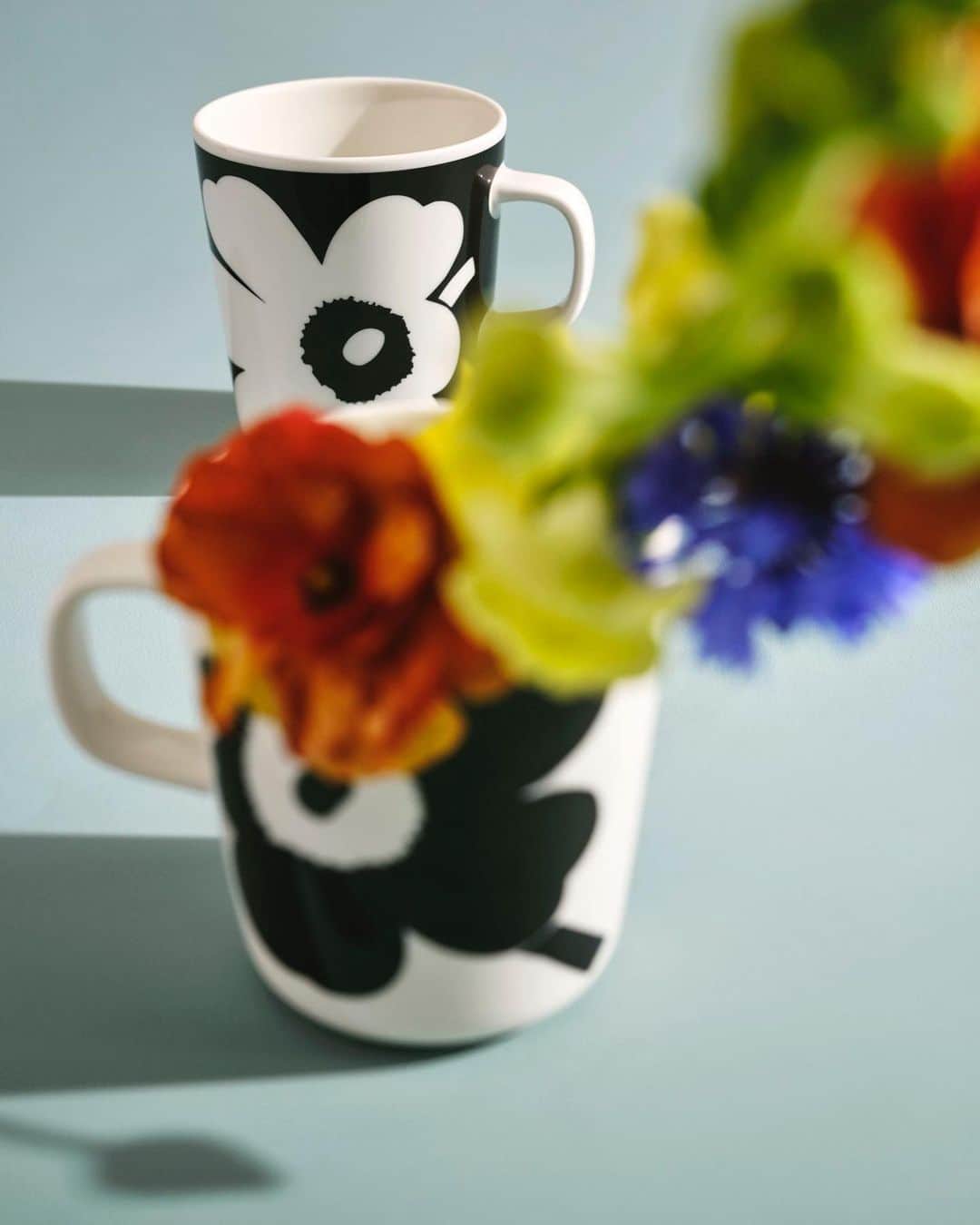 Marimekko Japanさんのインスタグラム写真 - (Marimekko JapanInstagram)「Unikko anniversary mug set Coming soon.  マリメッコ創立70周年を記念して、大きなウニッコモチーフ "Juhla Unikko" をデザインしたマグカップのセットがアニバーサリーコレクションとして登場します。 マグカップは、黒ウニッコと白ウニッコのペア。アニバーサリーギフトボックスに入ったスペシャルなセットです。  3/5(金)、全国のマリメッコストア、およびオンラインにて発売。  #marimekko #マリメッコ #marimekkohome #おうち時間 #マリメッコ70周年 #限定コレクション #アート #unikko #ウニッコ #marimekkoss21 #maijaisola #マリメッコ愛 #北欧インテリア #北欧デザイン」2月20日 8時13分 - marimekkojapan