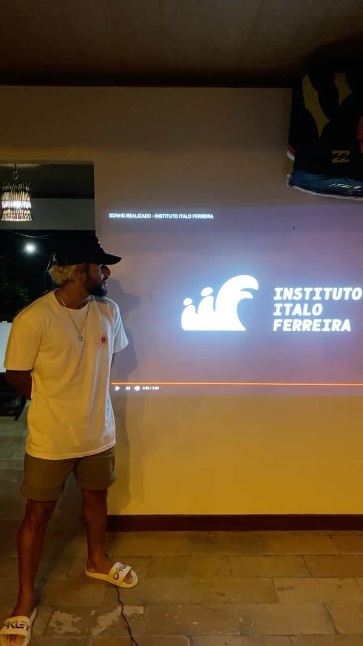 イタロ・フェレイラのインスタグラム：「Feliz com tudo que está acontecendo na nossa vida. Isso foi um exibição restritas para os amigos e familiares! Vamos com tudo. Conto com a energia boa de todos vocês 🙏✨❤️」