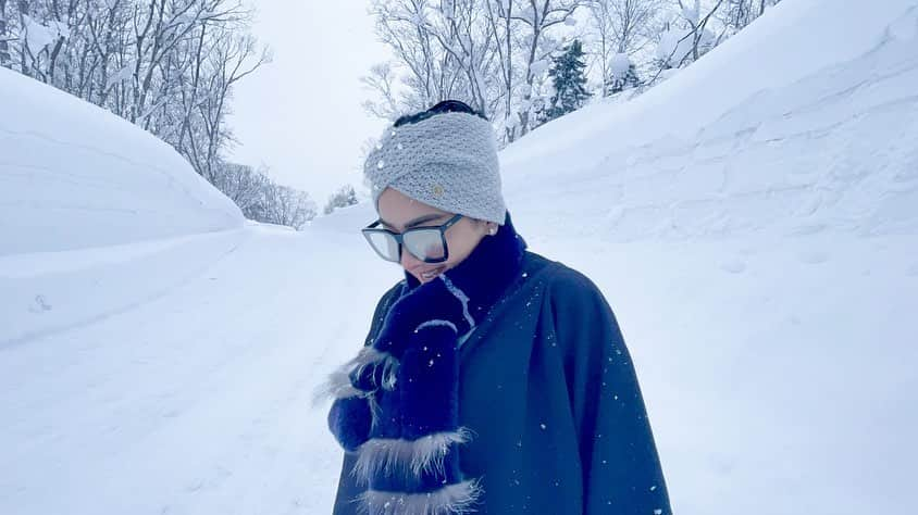 Syahriniのインスタグラム：「• There’s No Place I’d Rather Be Than To Be Here !  ____________________𝓢𝓨𝓡__________________  #PrincesSyahrini #Winter_February20_2021 #WinterWonderland」