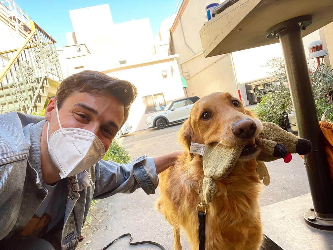 ジョーイ・ブラッグのインスタグラム：「My favorite cast mate. Don’t tell the others. #CallYourMother」