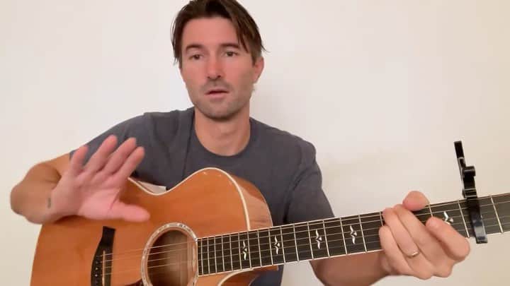 ブランドン・ジェンナーのインスタグラム：「Would you like to learn how to play Something About You? Then go check out my guitar tutorial up on YouTube now! 😎🤙🏼 🎸」