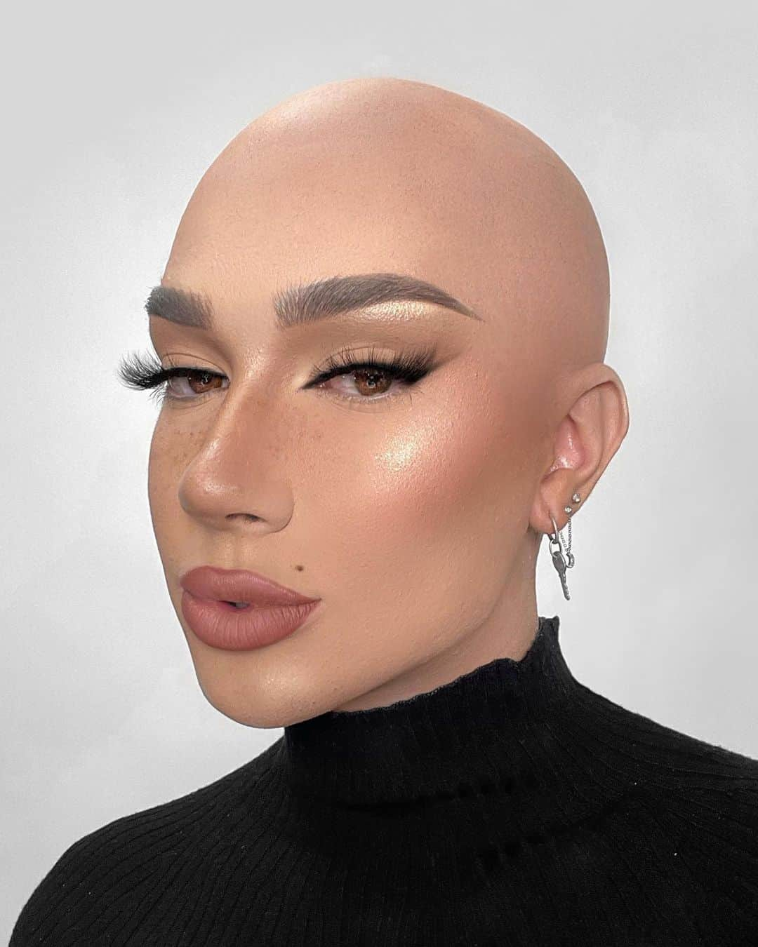 ジェームス・チャールズのインスタグラム：「WIG FLEW 👩🏼‍🦲 my new vid where I prank my friends being bald is finally out! I went into this video being really scared to see what I would look like without hair but came out of it with a new level of confidence. My hair has always been a sensitive subject for me but honestly, I’ve never felt so beautiful and empowered in my life. I’m so glad this prank turned into an amazing experience I’ll never forget. #baldisbeautiful」